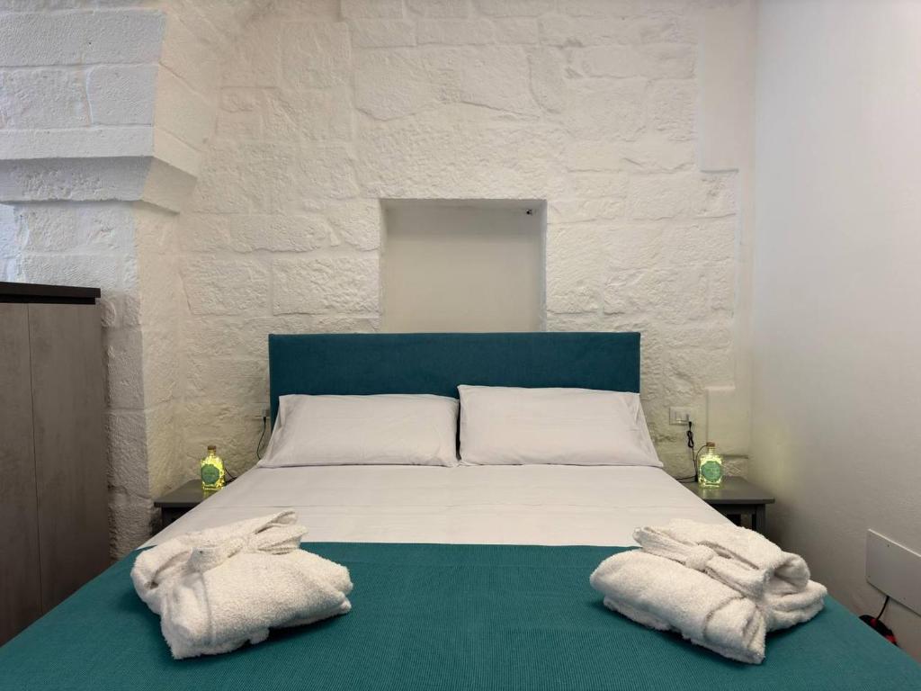 Un dormitorio con una cama con toallas. en Star White, en Ostuni