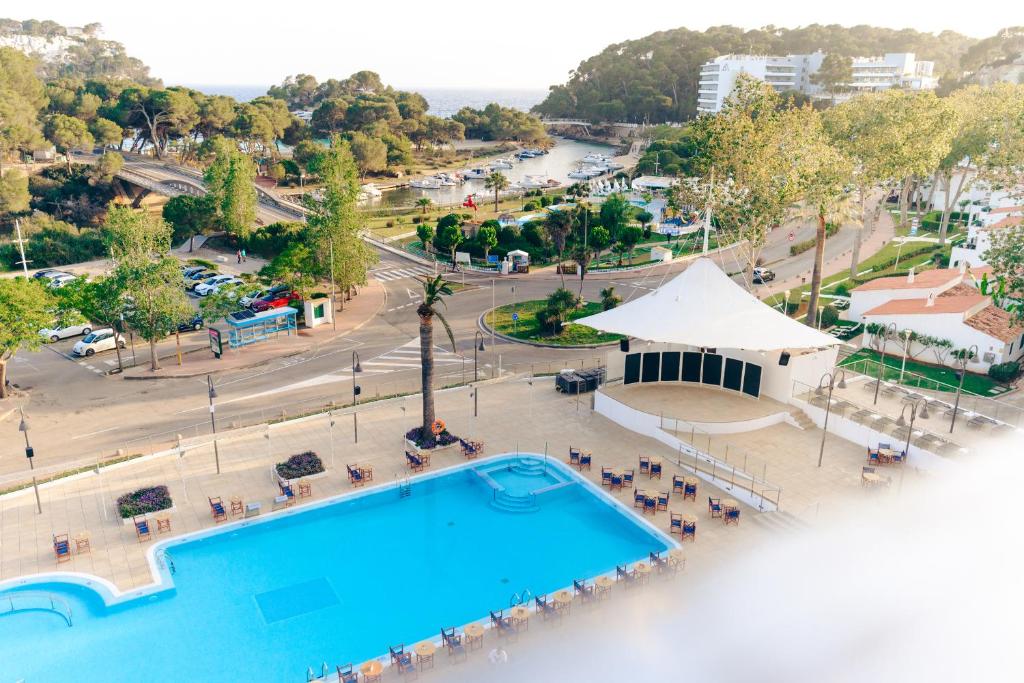 an overhead view of a swimming pool and a park at Minura Cala Galdana & Apartamentos d'Aljandar in Cala Galdana