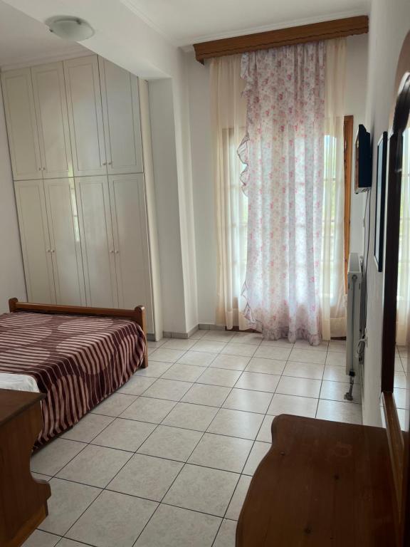 Televízia a/alebo spoločenská miestnosť v ubytovaní Boufidis Rooms