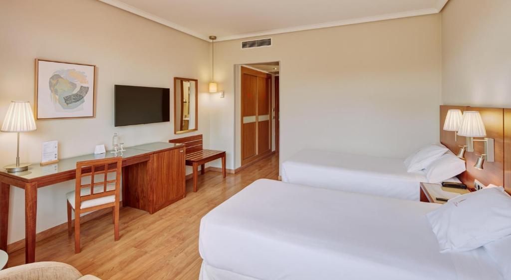 Postel nebo postele na pokoji v ubytování Sercotel Los Llanos
