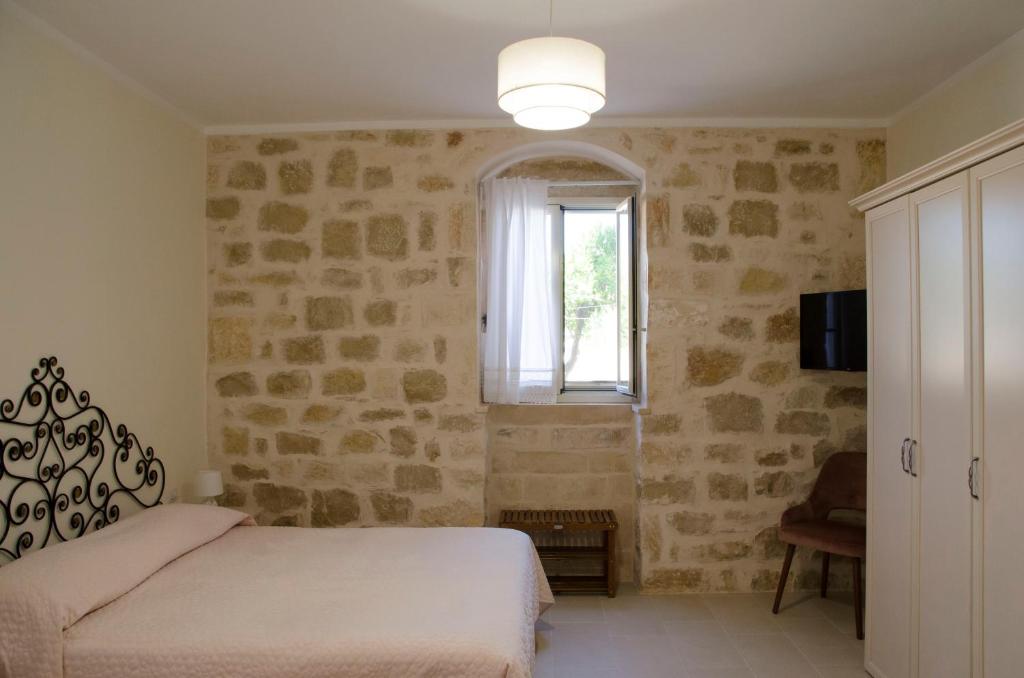 Postel nebo postele na pokoji v ubytování Antica Dimora Arancio Val Di Noto 10 minuti dal mare Free Parking