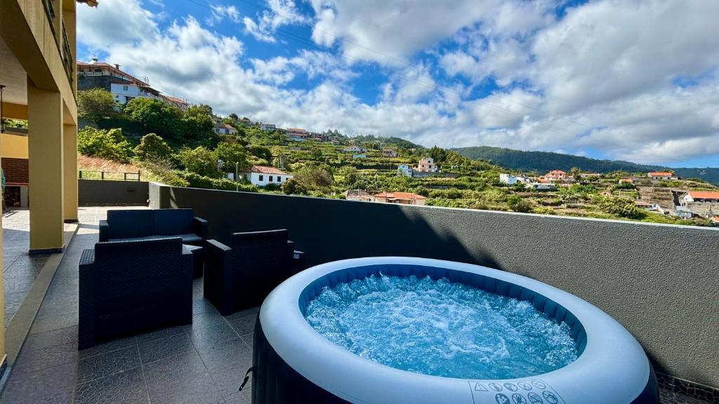 uma banheira no topo de uma varanda em Ocean Hill House em Santa Cruz - Madeira