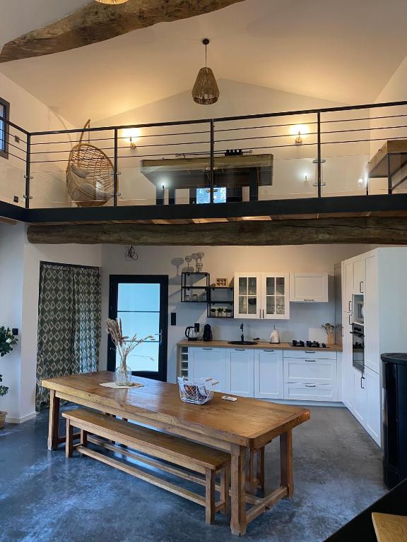 - une grande cuisine avec une table en bois dans l'établissement GITE Killiam et Madison, à Saint-Denis-de-Pile