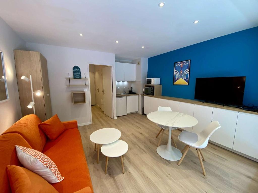 un salon avec un canapé et une table dans l'établissement ARGUIN studio cabine rénové coeur de ville, à Arcachon
