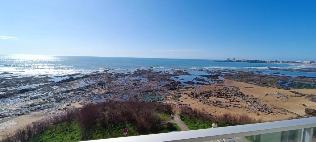 Elle offre une vue sur la plage et l'océan. dans l'établissement Grand Pavois - Appartement de standing - Vue mer -, à Les Sables-dʼOlonne
