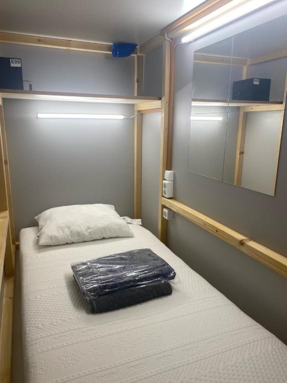 Krevet ili kreveti u jedinici u okviru objekta Capsule Hostel Logistic Vilnius