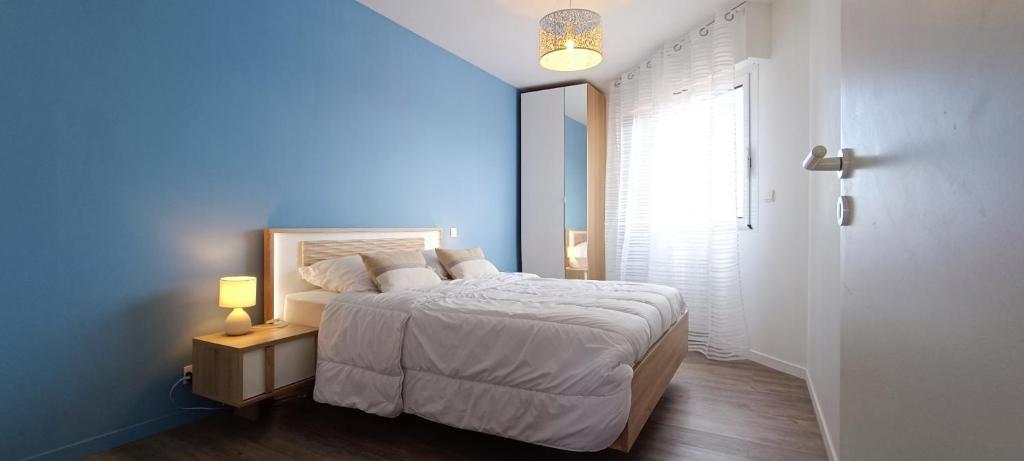 Postel nebo postele na pokoji v ubytování Grand Bleu 2 - Agreable appartement vue mer - piscine - parking