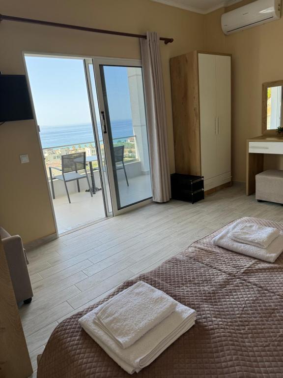 Postel nebo postele na pokoji v ubytování Vila Alexandros