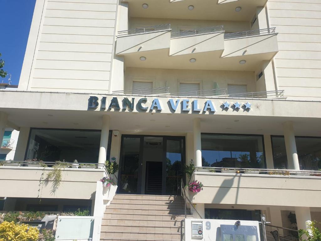un edificio con un cartello che indica la villa Readsarma di Hotel Bianca Vela a Rimini