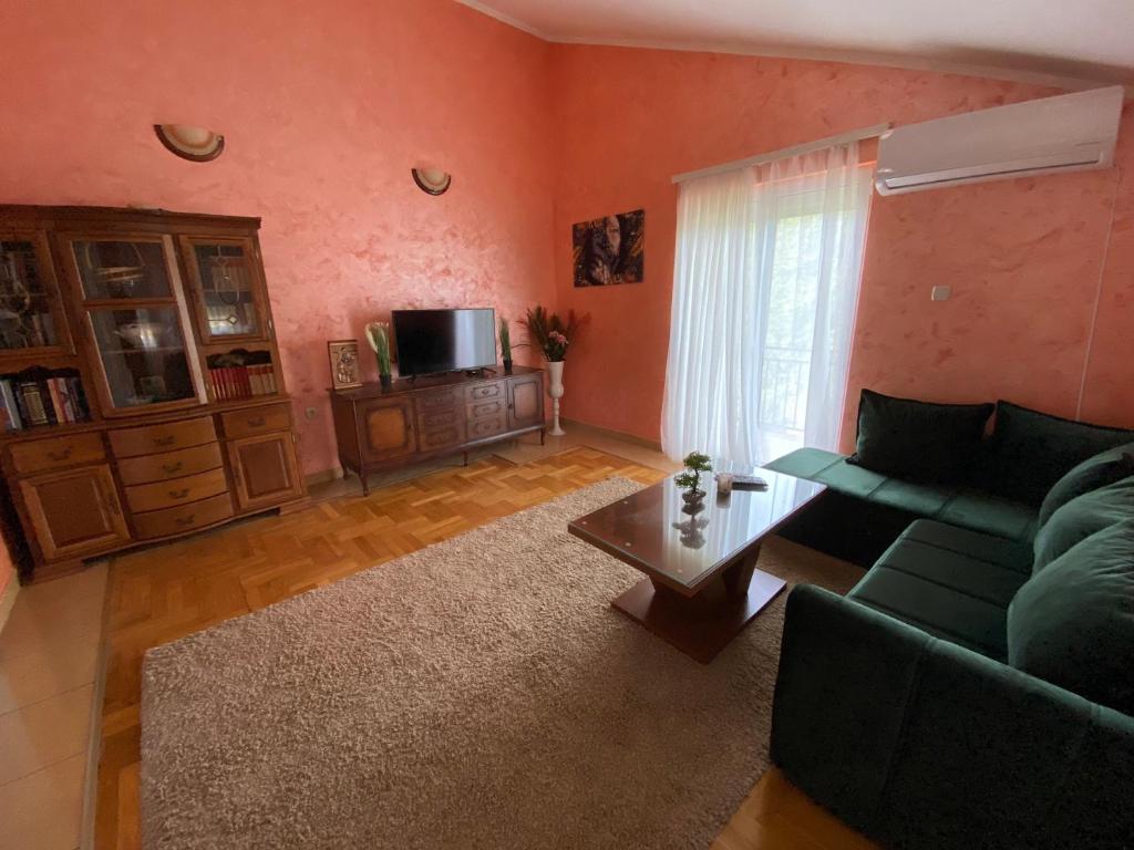 TV a/nebo společenská místnost v ubytování Sneky