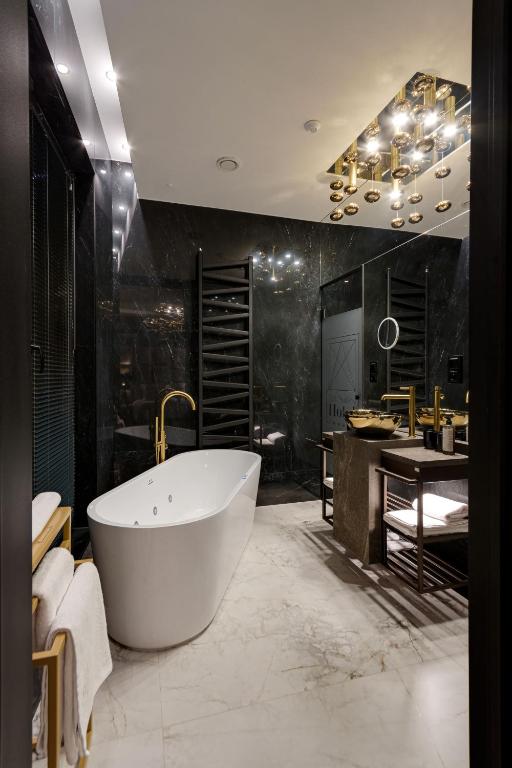 Koupelna v ubytování Art Suites Luxury Hotel
