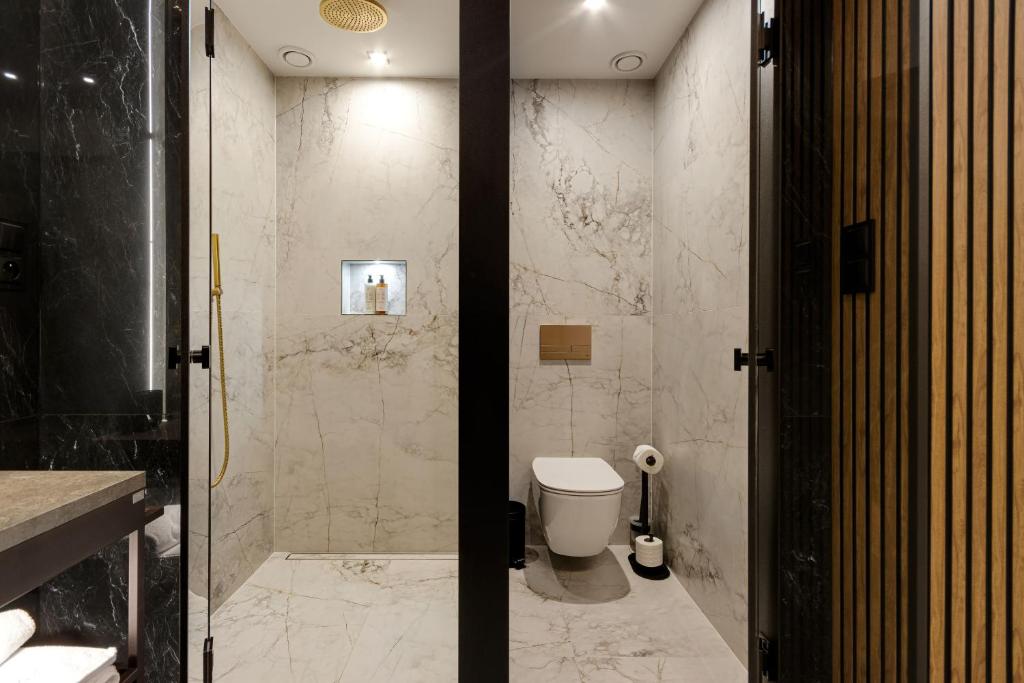 Koupelna v ubytování Art Suites Luxury Hotel