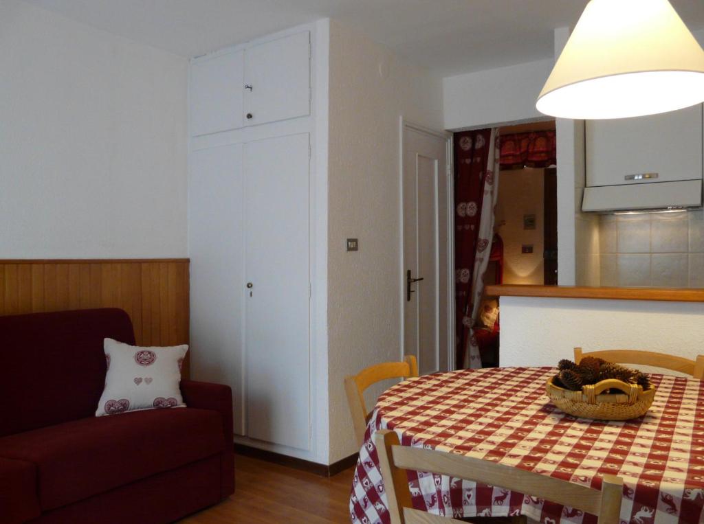 サウゼ・ドゥルクスにあるIl Balcone Delle Alpiのテーブルと椅子、キッチンが備わる客室です。