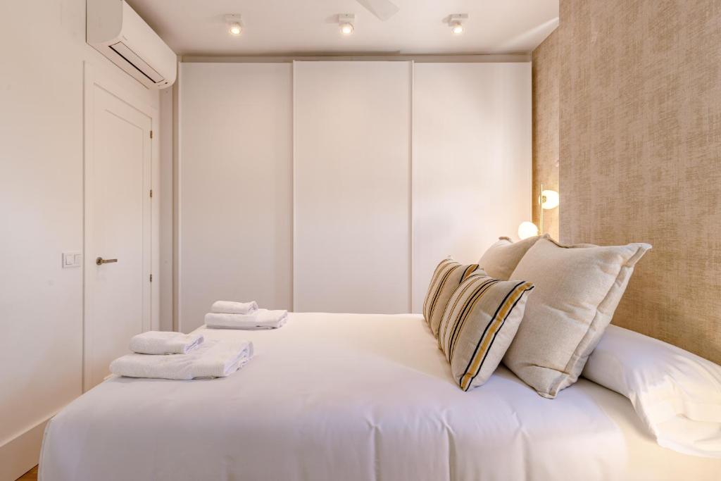 Posteľ alebo postele v izbe v ubytovaní Six Apartments by Caleta Homes