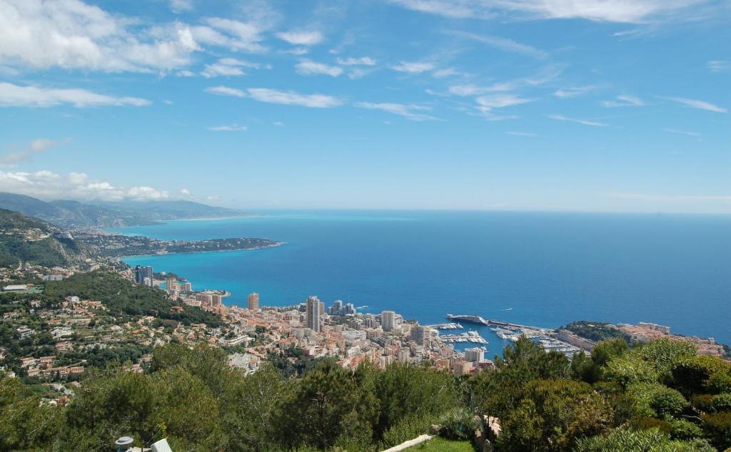 ラ・テュルビーにあるAppartement met uitzicht over Monacoの市街と水の景色