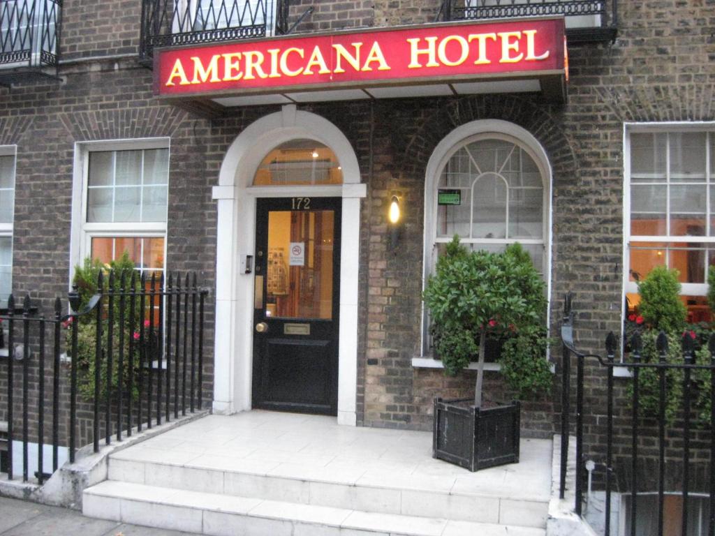 aania hotel z znakiem na przedniej części budynku w obiekcie Americana Hotel w Londynie