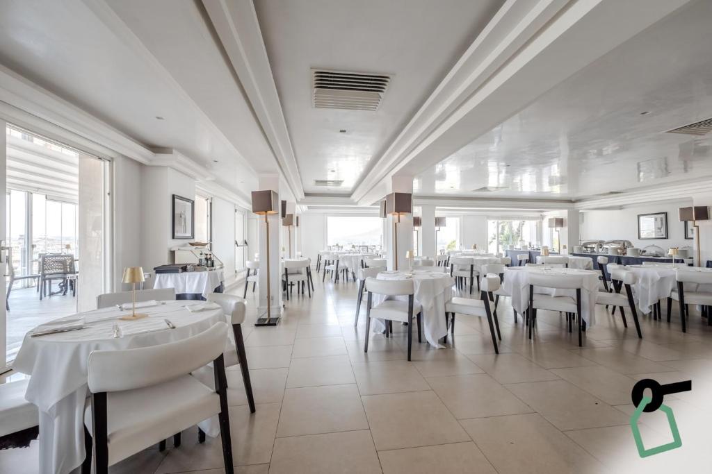 Restaurace v ubytování HOTIDAY Room Collection - Napoli Diaz