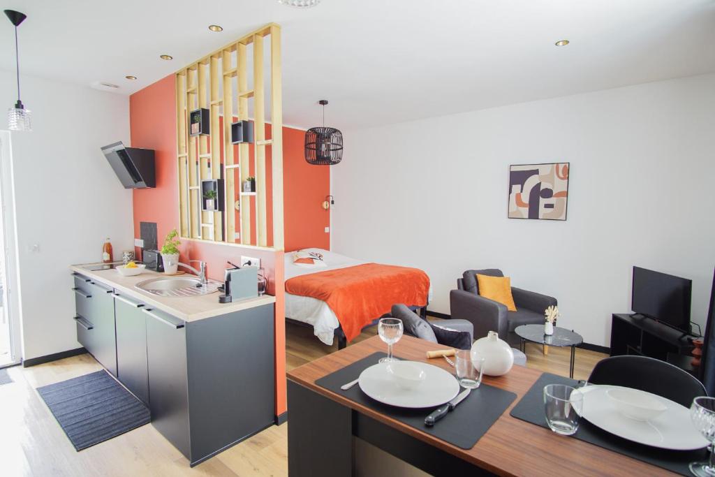 un salon avec un lavabo et une chambre dans l'établissement -PICCO ROSSO- Studio avec terrasse- Concarneau, à Concarneau