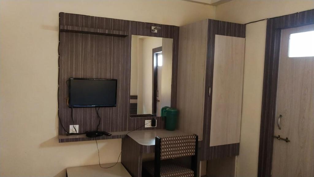 TV a/nebo společenská místnost v ubytování Hotel Vaishali