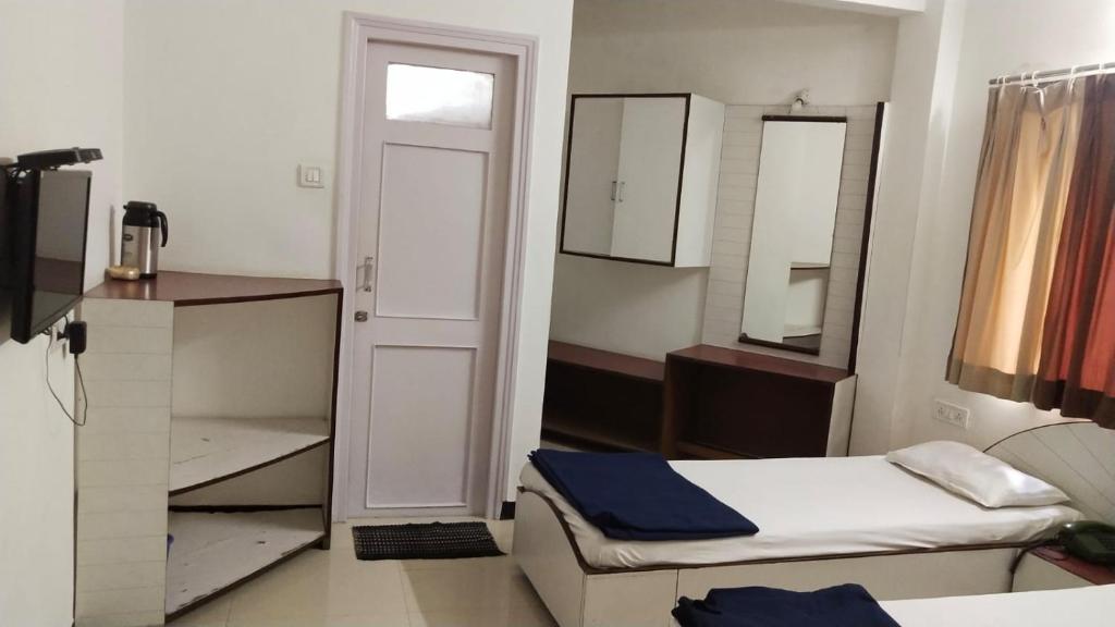 TV a/nebo společenská místnost v ubytování Hotel Vaishali