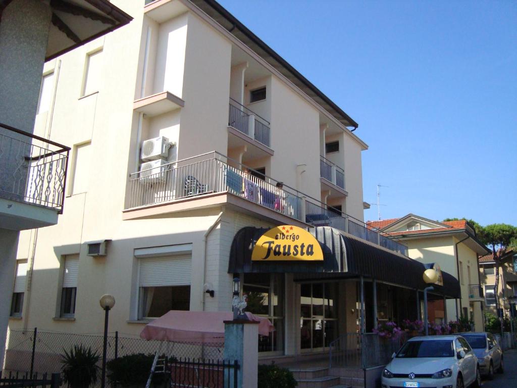 un bâtiment avec une enseigne de pizzeria dans l'établissement Hotel Residence Fausta, à Bellaria-Igea Marina