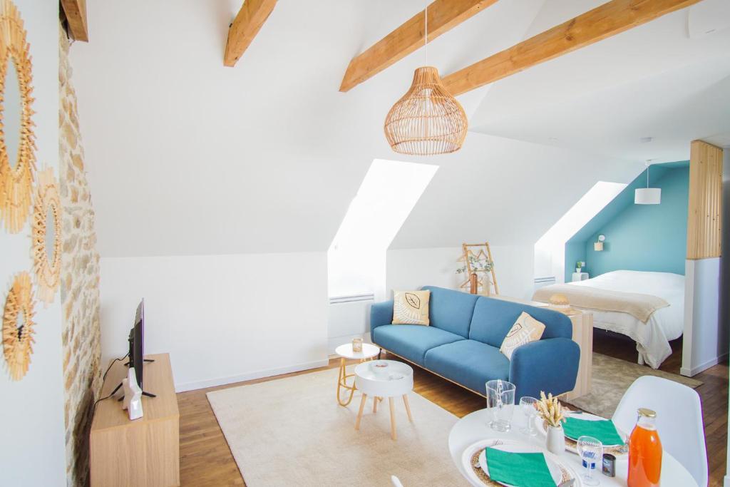 - un salon avec un canapé bleu et un lit dans l'établissement -PICCO BIANCO-Studio entierement renove-Concarneau, à Concarneau
