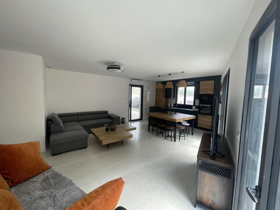 un salon avec un canapé et une table dans l'établissement Modern'Beach Appart, à Cavalaire-sur-Mer