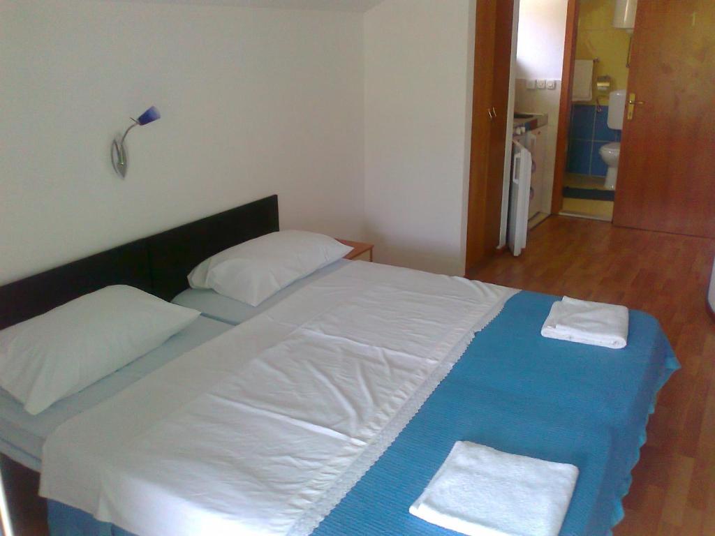 Postel nebo postele na pokoji v ubytování Apartments Silvana