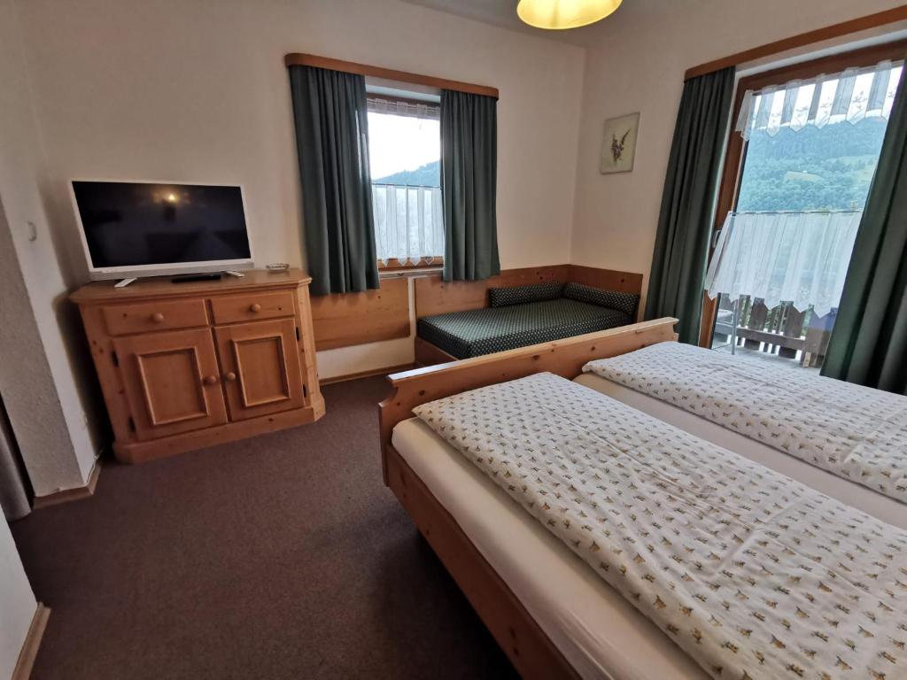 Pfeiffer Alm am Sonnenhang mit Blick auf die Zugspitze - 18