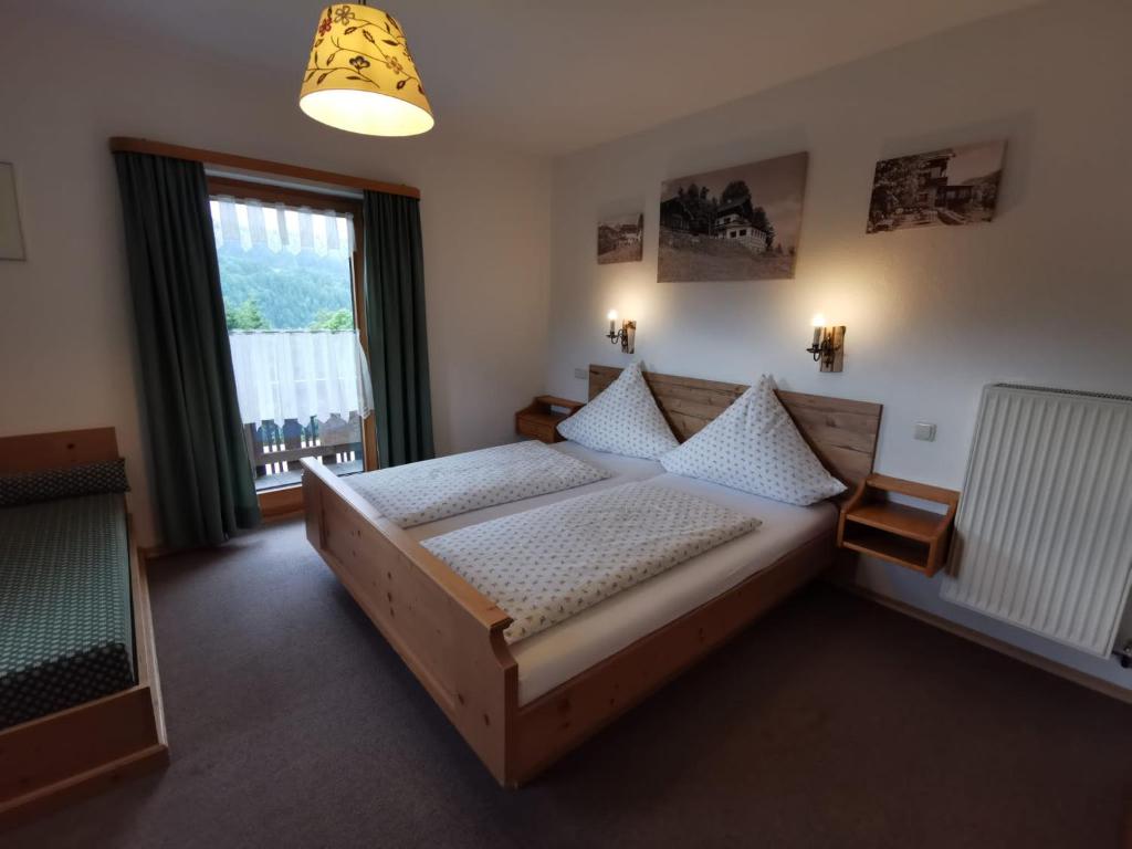 Pfeiffer Alm am Sonnenhang mit Blick auf die Zugspitze - 17