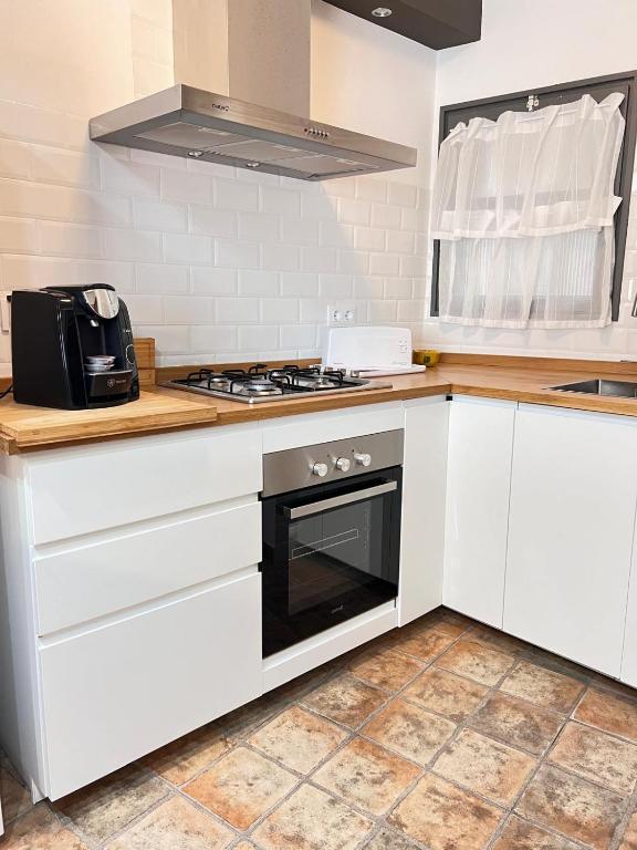 Kuchyň nebo kuchyňský kout v ubytování Ap NURIMAR 2 con Aire Acondicionado en Centro del Pueblo