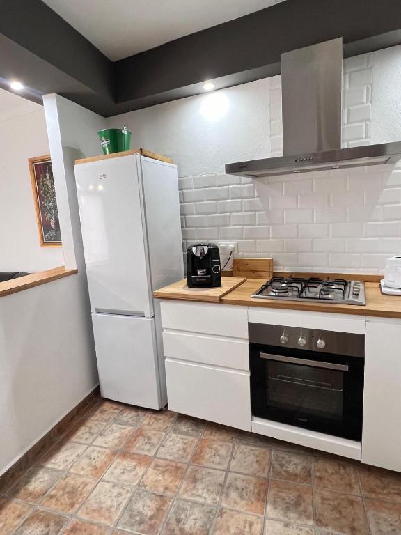 Kuchyň nebo kuchyňský kout v ubytování Ap NURIMAR 2 con Aire Acondicionado en Centro del Pueblo