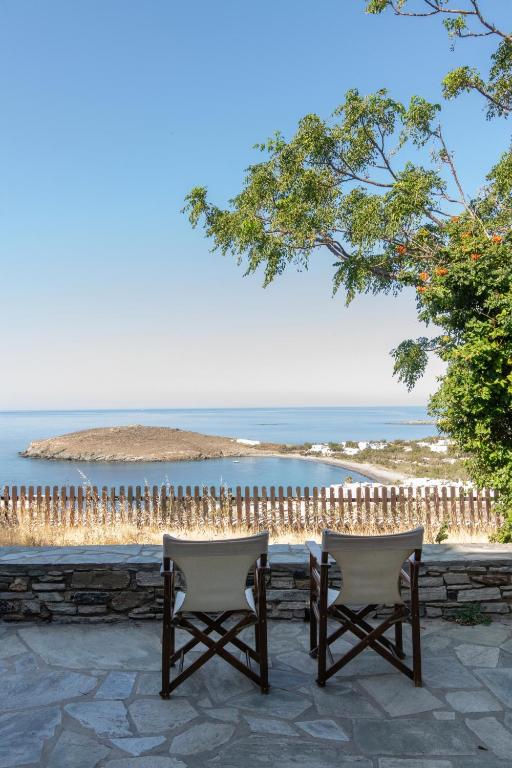 two chairs and a table with a view of the ocean at Porto Blue Horizon in Agios Ioannis