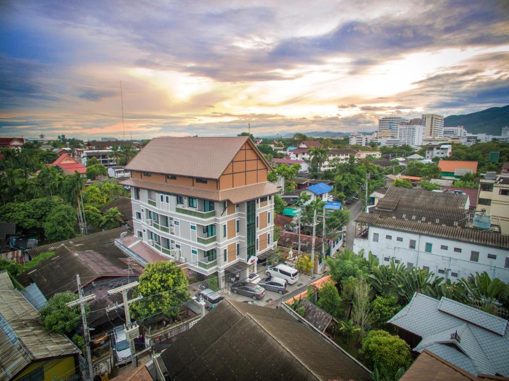 una vista aérea de una ciudad con un edificio en Chankam Boutique Hotel, en Chiang Mai