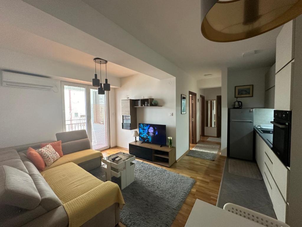 Ira's 2 Bedroom Central Place with Private Parking