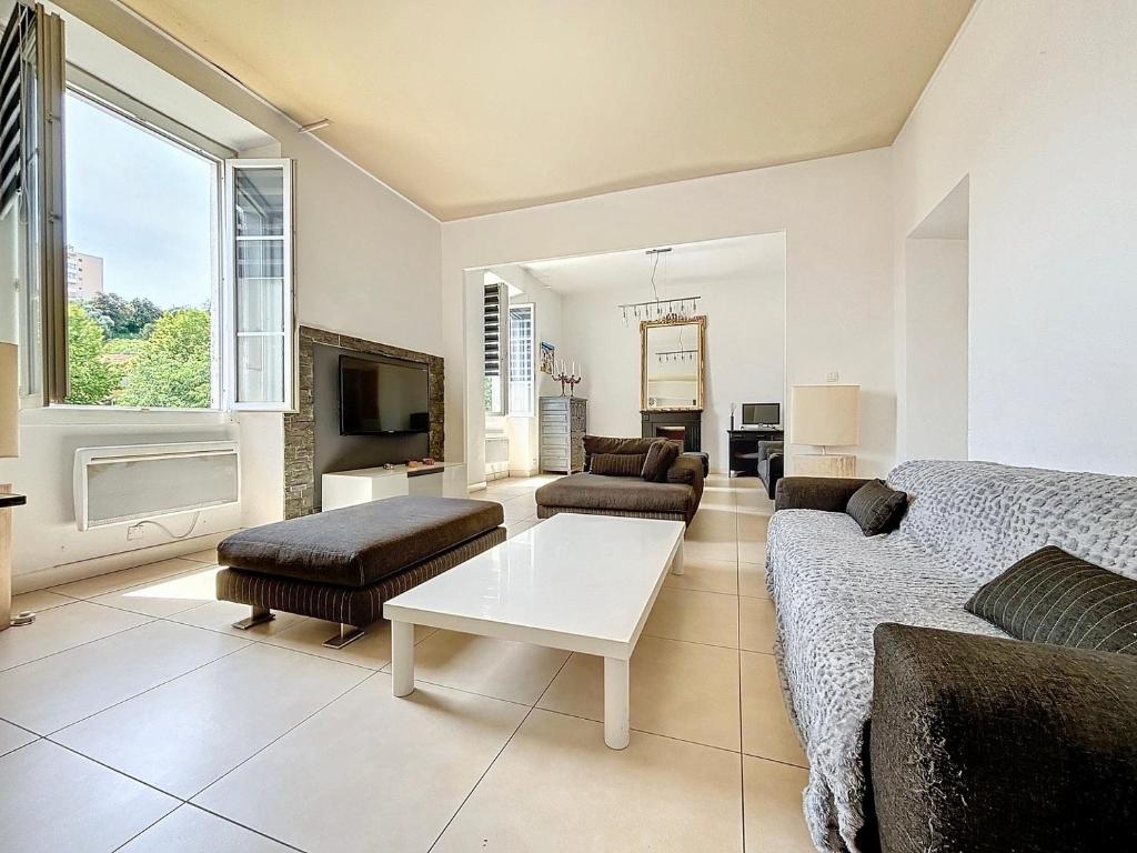 un salon avec un canapé et une table dans l'établissement Grand appartement Ajaccien - Ultra Centre & Parking - Les Frères de la Loc', à Ajaccio