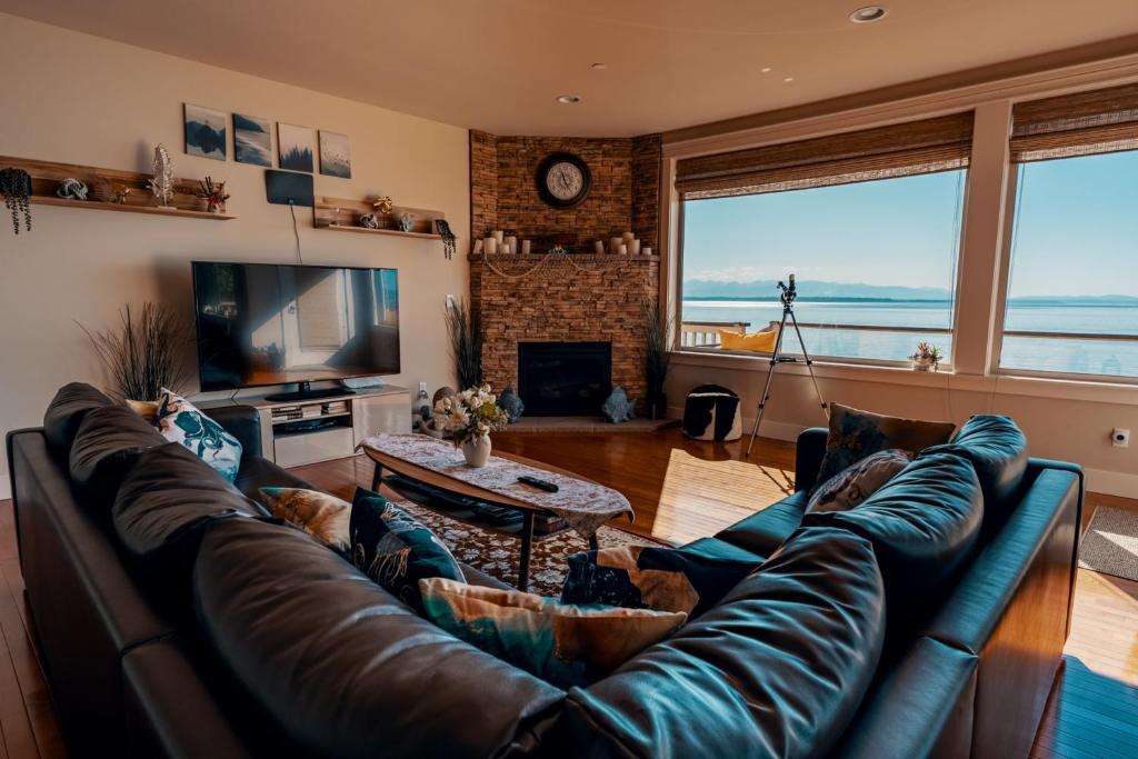 sala de estar con sofá de cuero y TV en Stunning House with Views of Puget Sound! Ideal for Family Reunions en Edmonds