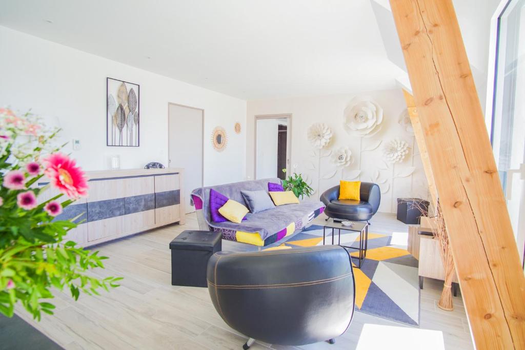 un salon avec un canapé et une chaise dans l'établissement -FULL- Magnifique T3, terrasse vue mer et garage, à Concarneau