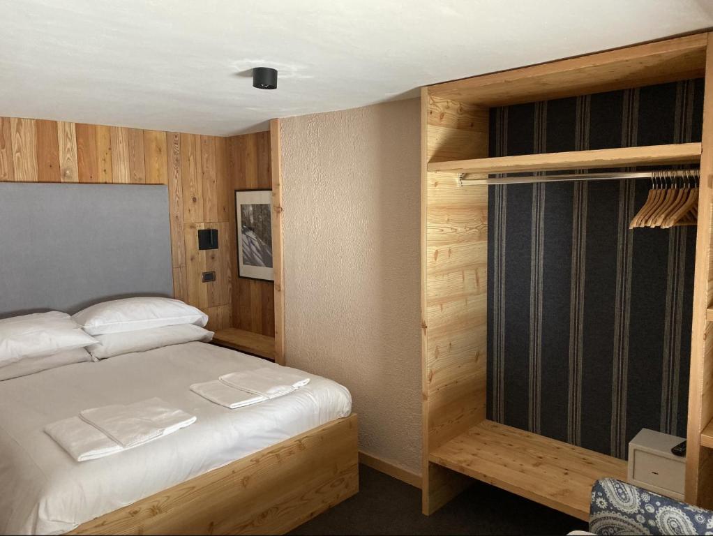 Postel nebo postele na pokoji v ubytování Orso Bianco Hotel & Chalet