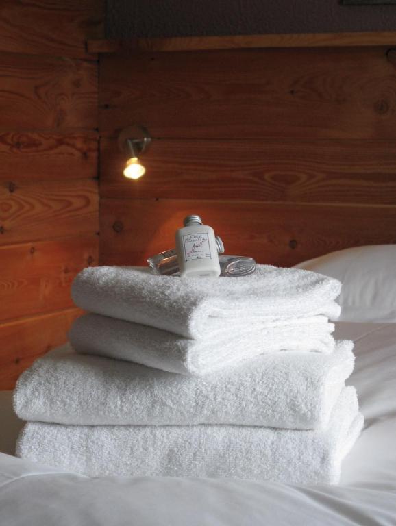 Postel nebo postele na pokoji v ubytování Orso Bianco Hotel & Chalet
