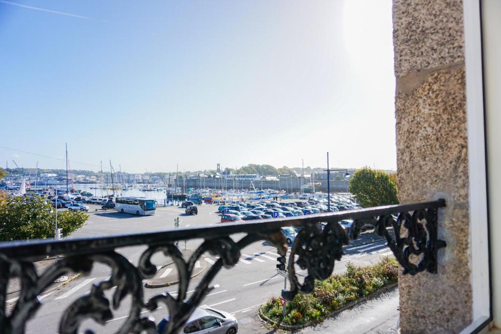 un balcon avec vue sur un parking dans l'établissement -PORTO- Elegant T3 avec vue sur la ville-close, à Concarneau