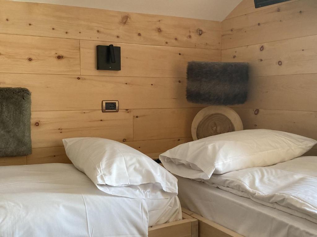 Postel nebo postele na pokoji v ubytování Orso Bianco Hotel & Chalet