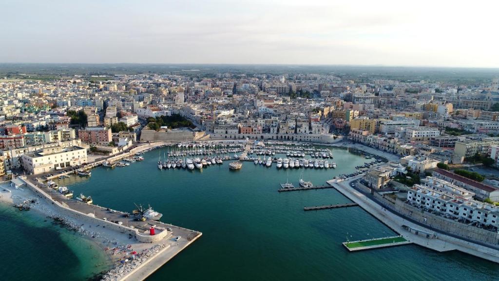 Nespecifikovaný výhled na destinaci Bisceglie nebo výhled na město při pohledu z penzionu