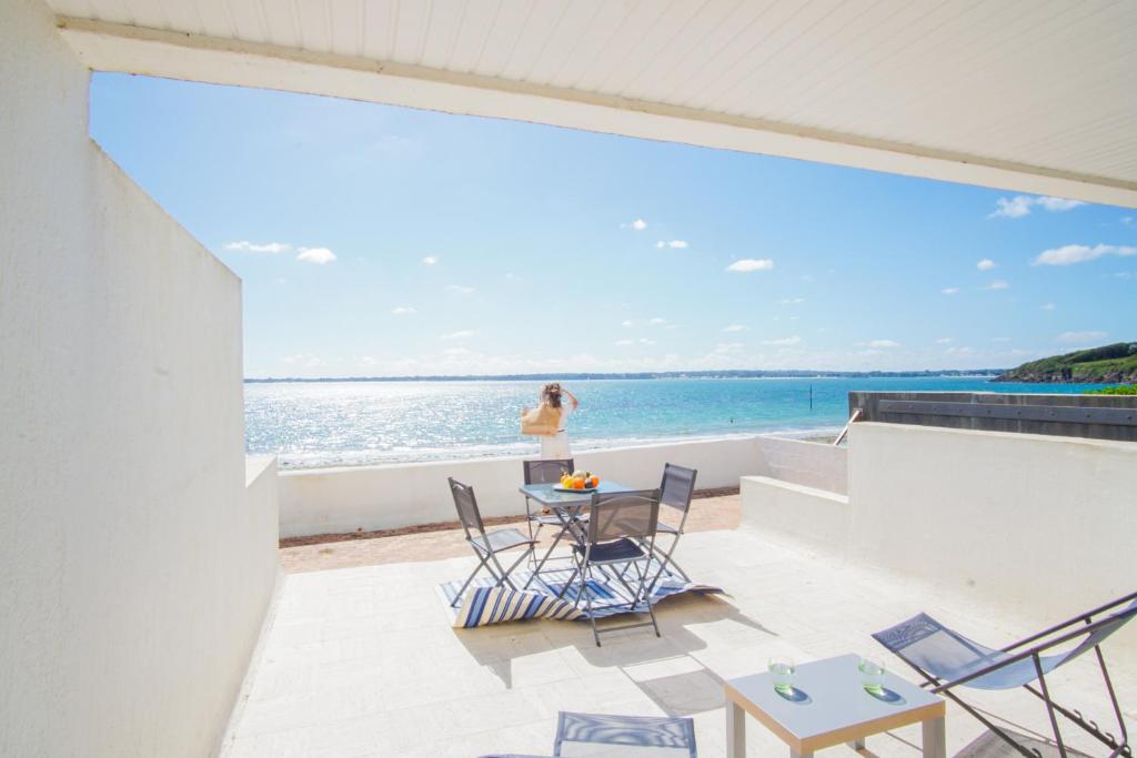 une personne prenant une photo de l'océan depuis le balcon d'une maison dans l'établissement -TE MOANA- Beau T2 Bis surplombant la mer avec parking, à Concarneau