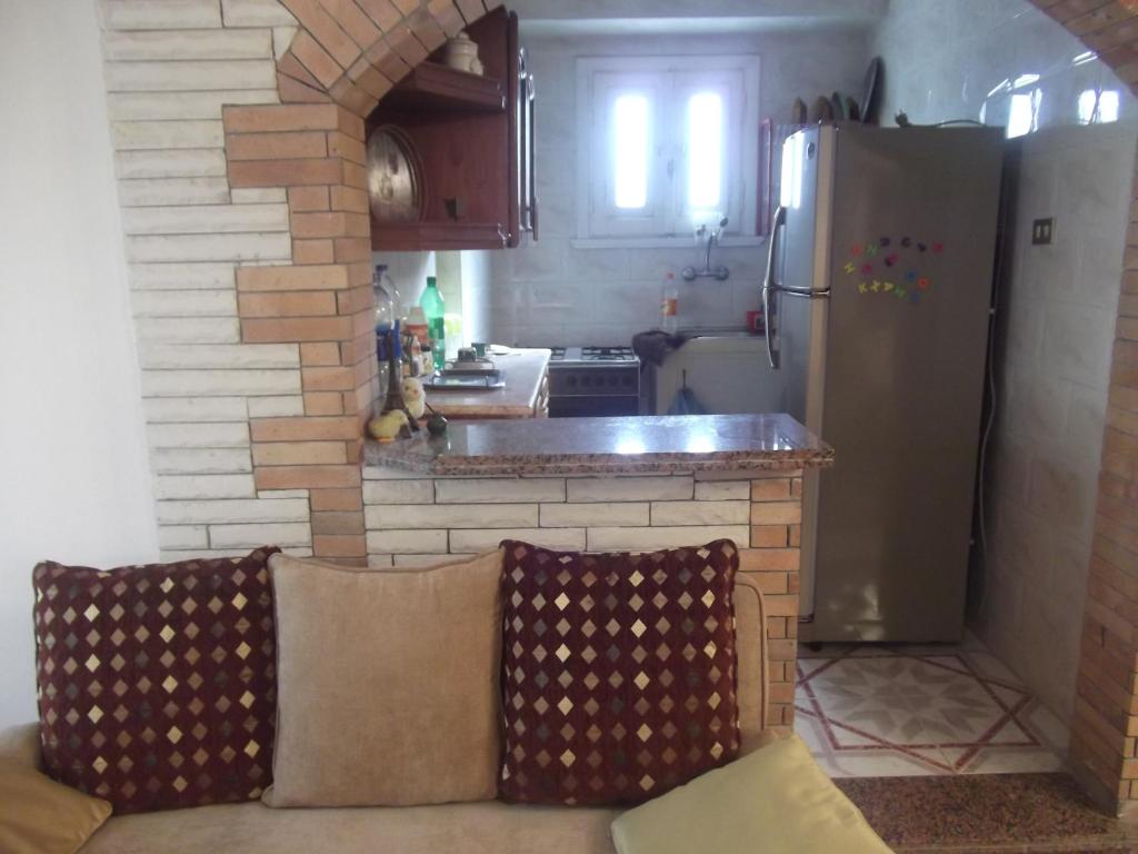Kuchyň nebo kuchyňský kout v ubytování Cosy apartment in AlNakheel beach Alexandria kilo 21 شقه رائعه بشاطىء النخيل الكيلو