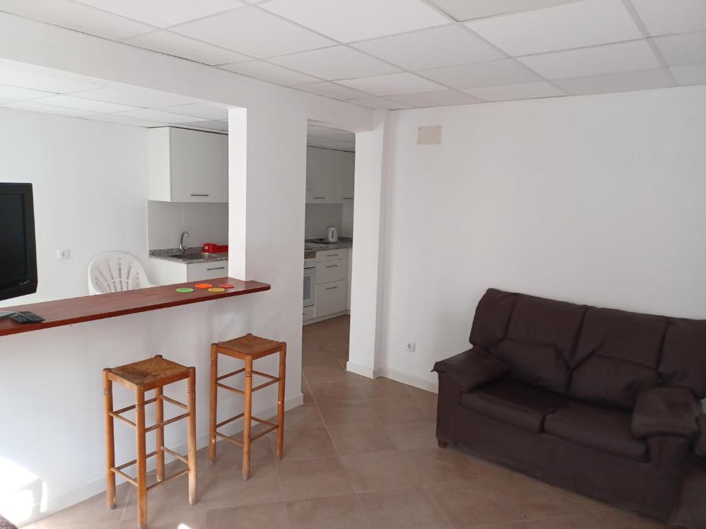 a living room with a couch and a kitchen at La Hispañola in El Campello