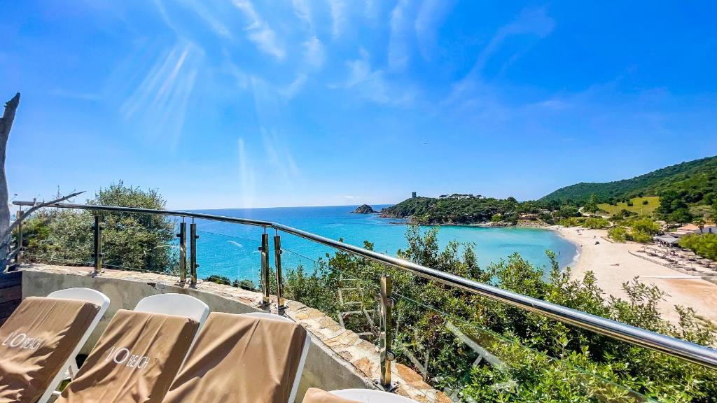 un balcon avec vue sur la plage et l'océan dans l'établissement Villa Sognu, à Conca
