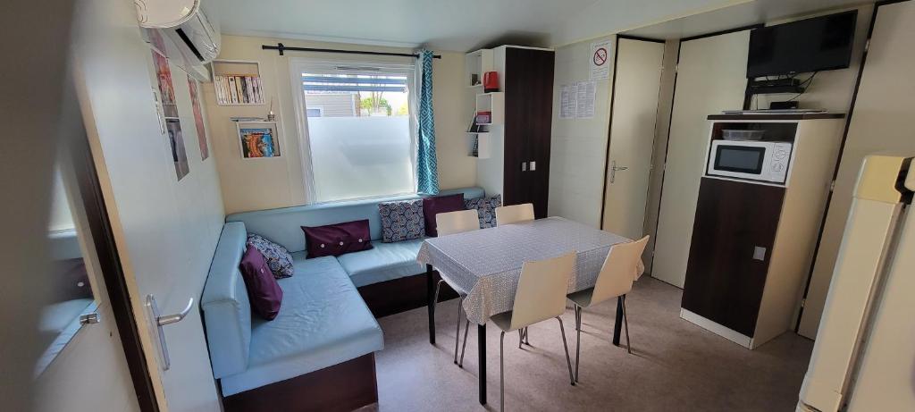 パランティ・アン・ボルヌにあるMobilhome 6 personnes 32m2のギャラリーの写真