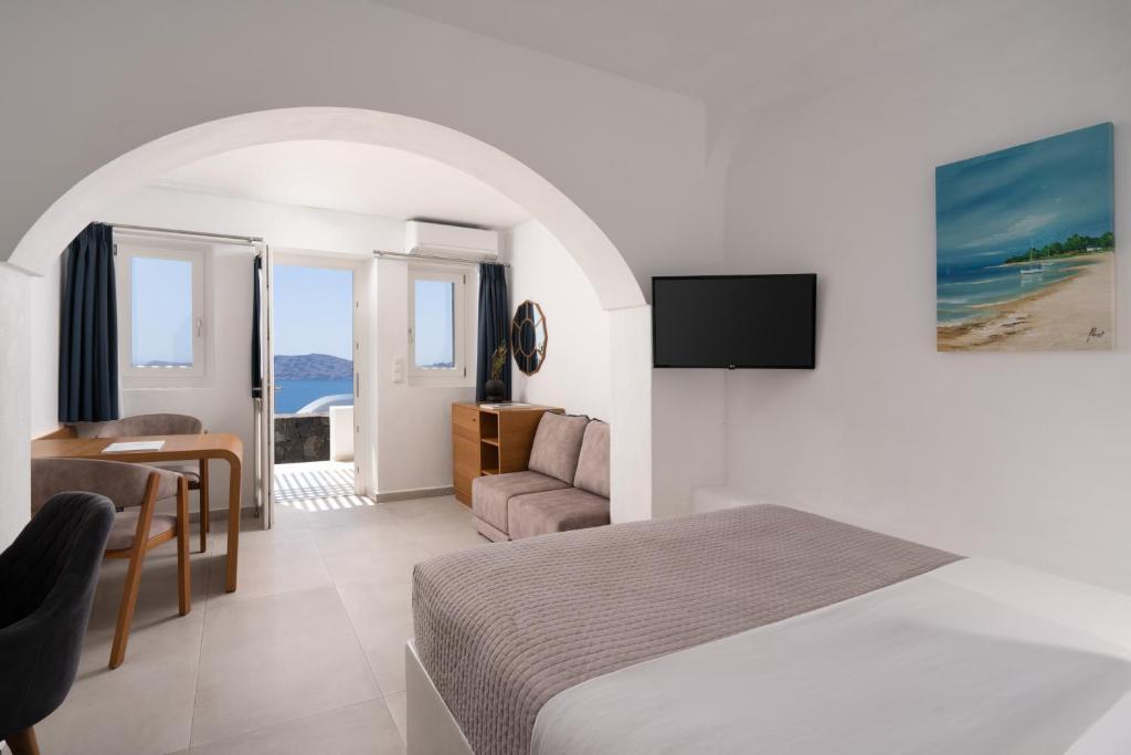 TV a/nebo společenská místnost v ubytování Santorini Princess Spa Hotel