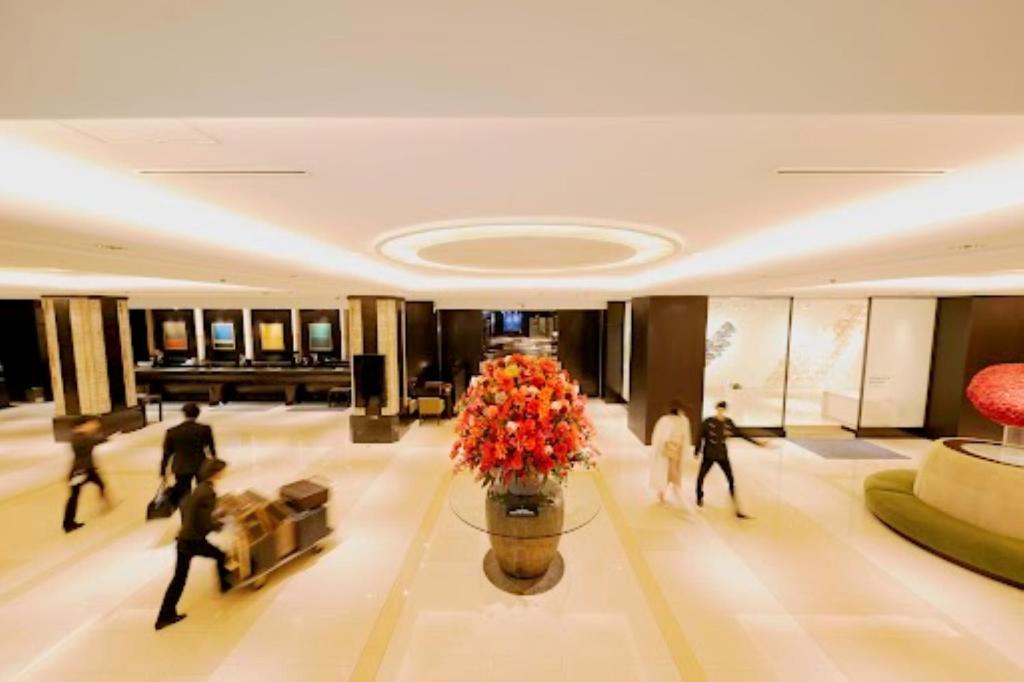 札幌市にある札幌グランドホテルの花瓶を大きく持つロビー歩行者